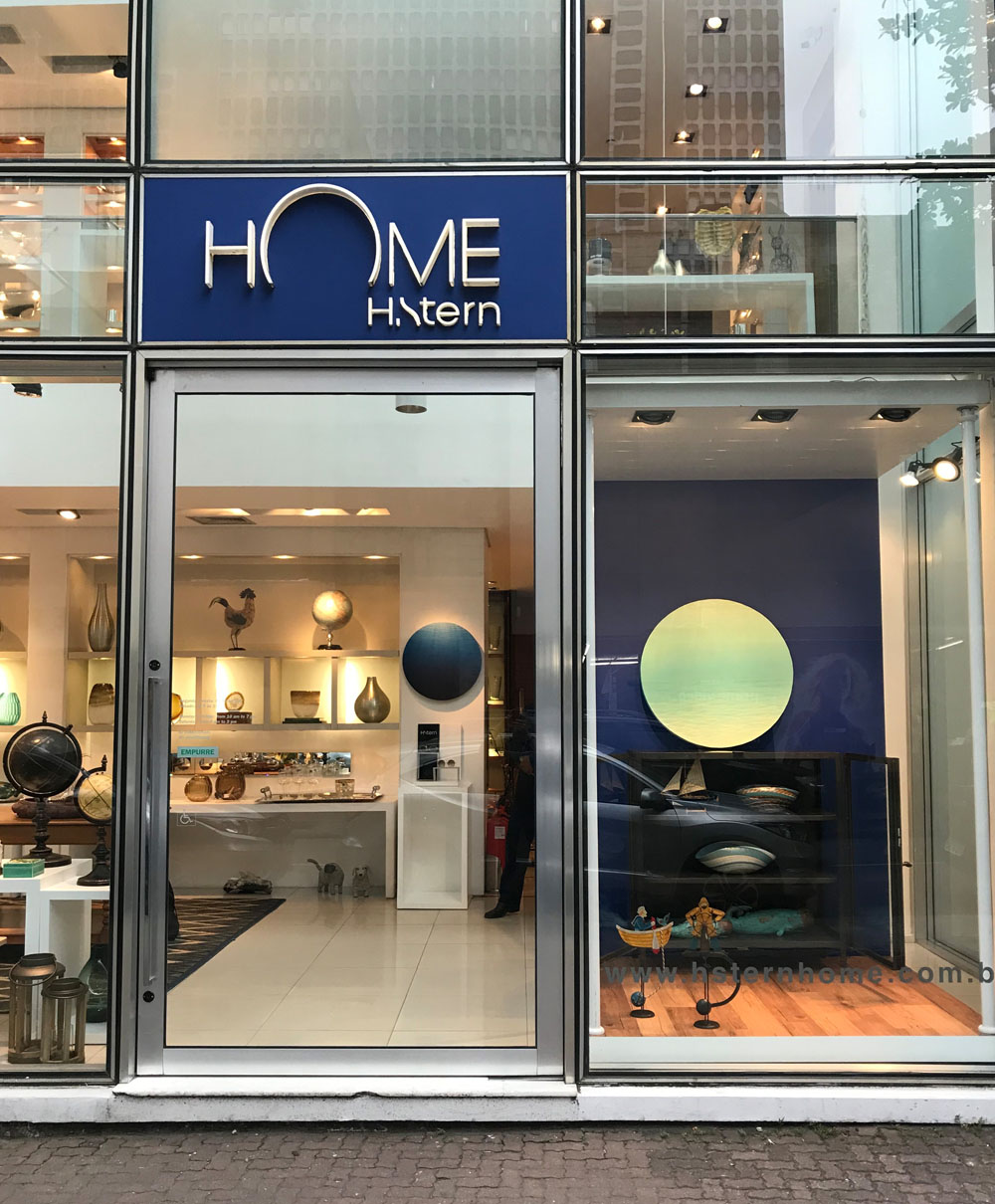 pinturas de lf clark na vitrine da h stern home melhor loja de decoração do Rio de janeiro